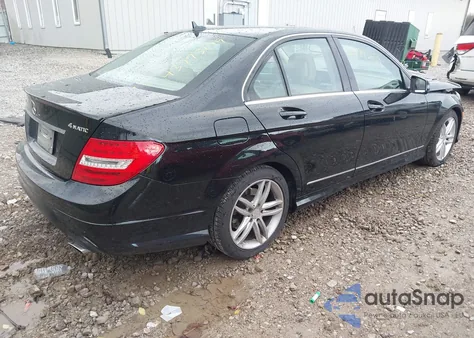 2014 Mercedes-Benz C 300 Sport 4Matic z USA, uszkodzony, nr VIN WDDGF8ABXER304652